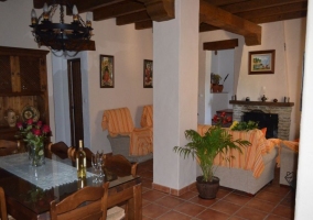 Sala con mesa y mueble de madera