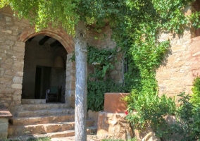 Acceso a la casa con sus escaleras de piedra