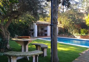 Amplios exteriores con zona de barbacoa