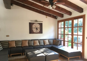 Sala de estar con cristalera y vistas