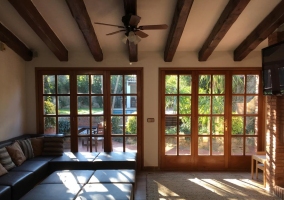 Sala de estar con cristalera