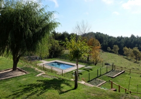 Amplia vista de la piscina en la finca