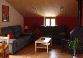 Comedor con mesa junto a las ventanas