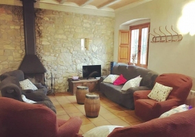 Cocina de la casa con muebles de madera y microondas