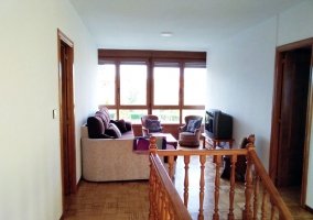 Sala de estar con la chimenea en el frente