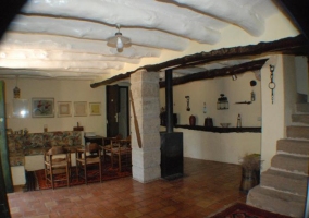 Sala de estar con chimenea a la entrada