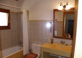 Habitación con sillones y armario