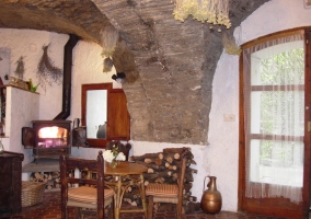 Sala de estar con la mesa de comedor a un lado