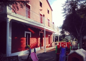 Dormitorio con cama de matrimonio y colcha en rojo