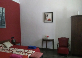 Dormitorio con cama de matrimonio y mesilla