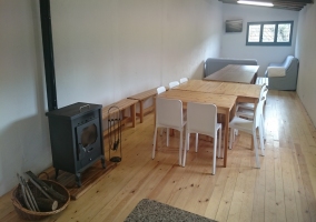 Sala de estar común con comedor y chimenea