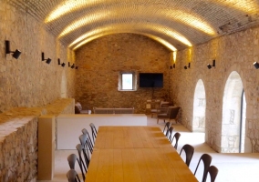 Sala de estar con paredes de piedra