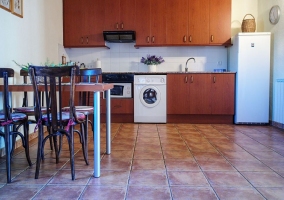 Cocina de la casa con mesa de madera