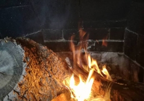 Cocina comedor con mesa y sillas