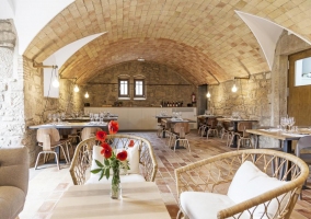 Comedor con una chimenea encendida al fondo