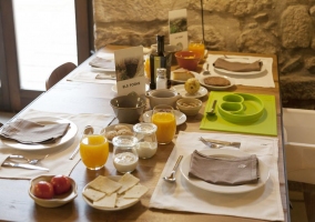 Comedor del alojamiento abovedado en madera