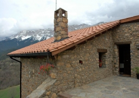 Sala de estar con sillones y chimenea en la esquina