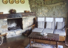 Sala de estar con sillones y chimenea en la esquina