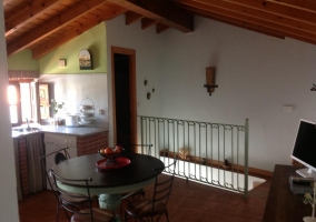 Cocina con mesa en el centro