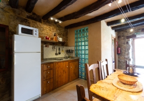 Cocina comedor de la casa junto a la chimenea