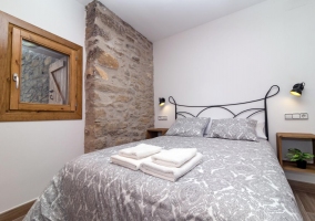 Dormitorio de matrimonio con toallas