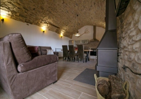 Sala de estar con chimenea y mesa