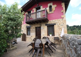 Amplio espacio a la entrada de la casa con muebles