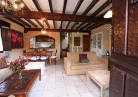 Sala de estar comunicada con el comedor y la cocina