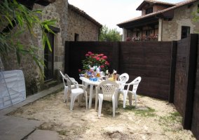 Amplio patio de la casa con muebles