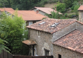 Vistas de la casa con valla de madera