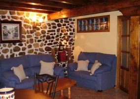 Sala de estar con mesa redonda de madera y sillas