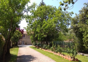 Acceso a la casa con caminos y jardines