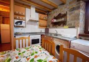 Dormitorio de matrimonio con pared en rosa