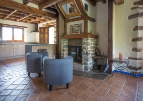 Sala de estar con chimenea