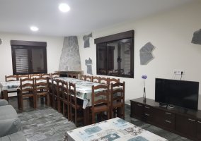 Sala de estar con mesa de comedor y chimenea junto a los sillones