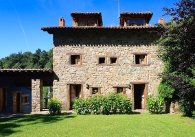 Acceso a la casa con jardines y plantas