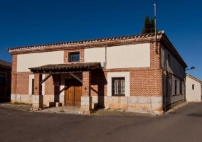 Acceso a la casa con puertas de madera