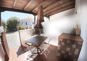 Cocina junto a la mesa de madera