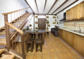 Cocina al fondo junto a las escaleras