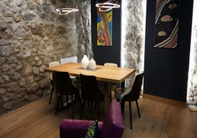 Sala de estar con el comedor al lado y sus murales