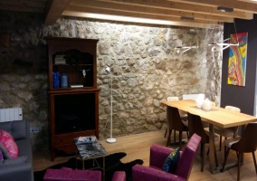 Sala de estar con su mesa de comedor al lado