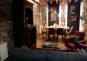 Sala de estar y la mesa de comedor al fondo