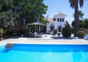 Amplia finca con la piscina