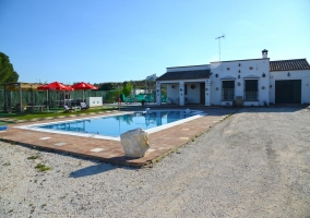 Amplio espacio exterior con la piscina delanete
