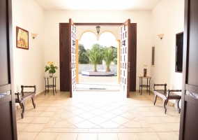 Entrada a la casa con muebles