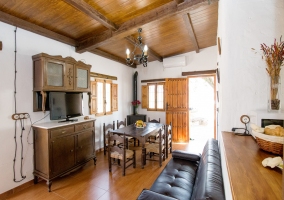 Sala de estar con mesa de comedor y chimenea