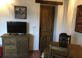 Sala de estar con mesa de madera