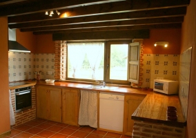 Cocina de la casa con encimera de madera