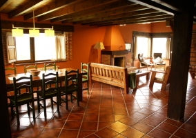 Sala de estar con la mesa de comedor al lado