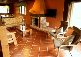 Sala de estar con sillones y chimenea